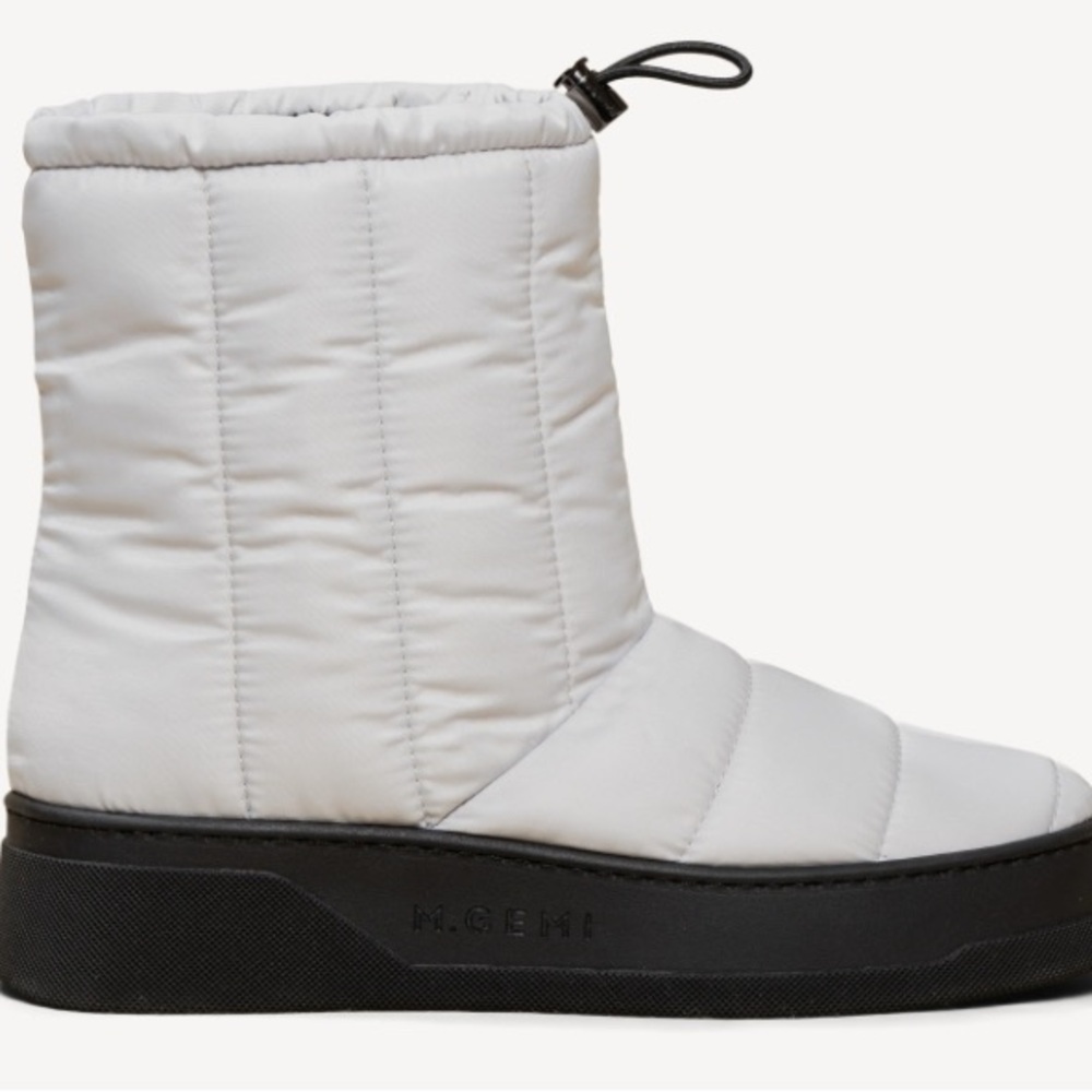 M. Gemi Women's White Quilted Winter Boots “the Gaia” size 37.5 (7.5) light grey